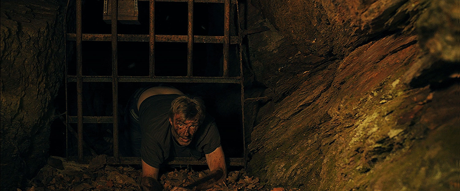 Szene am Höhleneingang